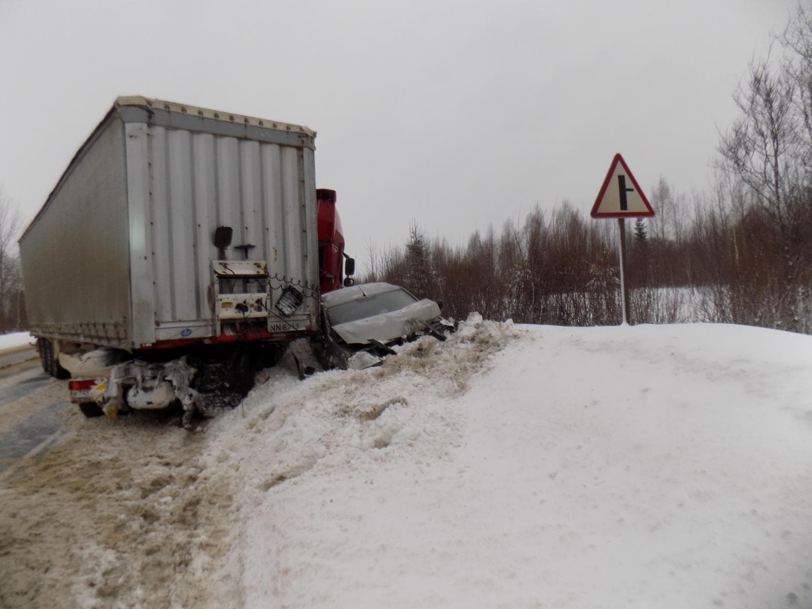 После удара фуру вынесло на «встречку», где она врезалась в Largus