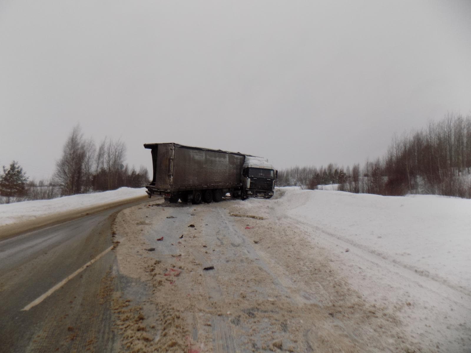После удара фуру вынесло на «встречку», где она врезалась в Largus