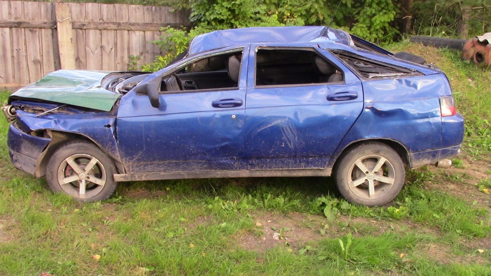 В Арбаже машина с водителем упала с моста