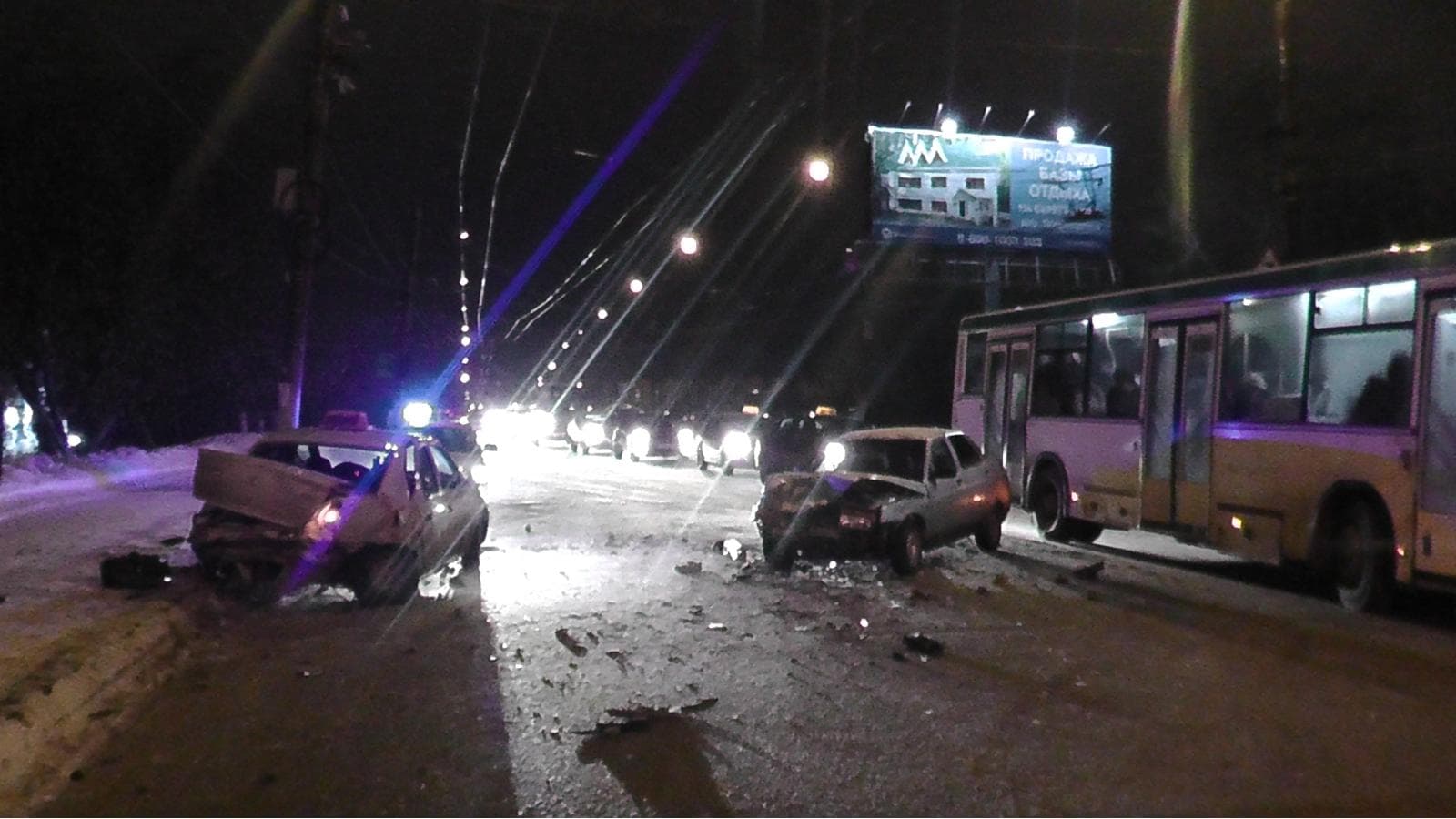 На Воровского таксист с пассажиром выехал на «встречку» и врезался в машину