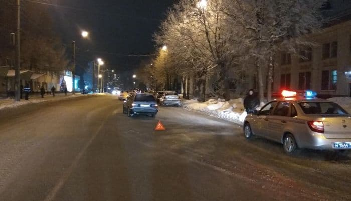 На Октябрьском проспекте 46-летний мужчина попал под колеса автомобиля