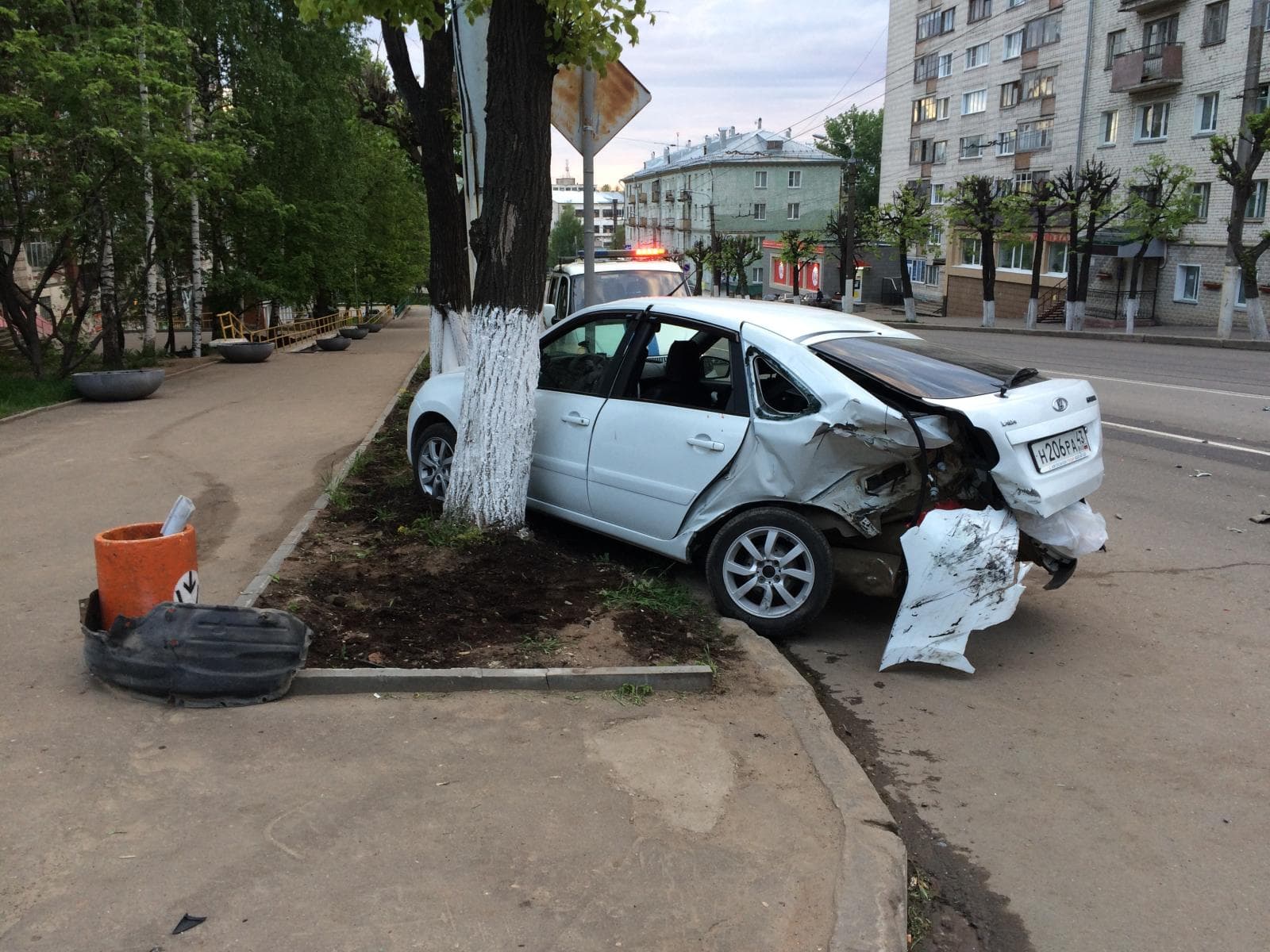 Cresta протаранила Lada Granta на Ленина