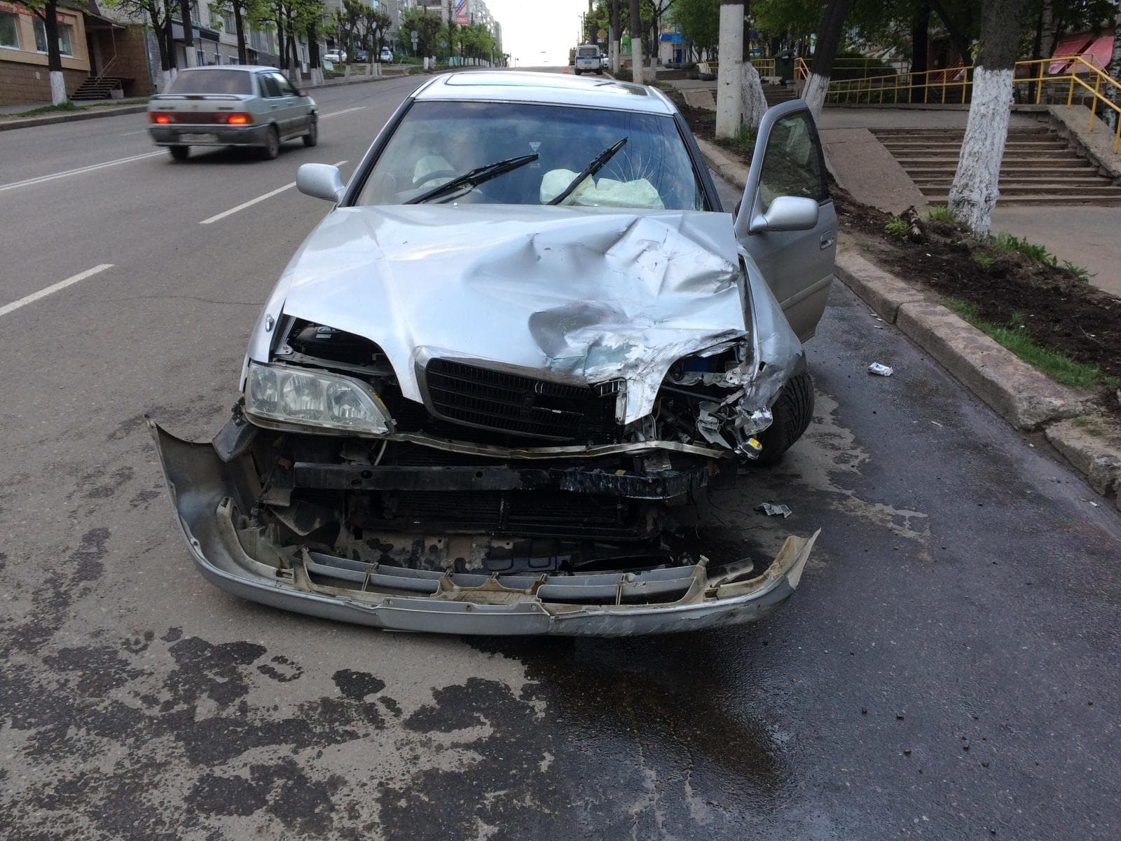 Cresta протаранила Lada Granta на Ленина