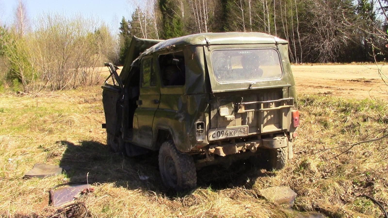 Пьяница-бесправник на «четырнадцатой» столкнул УАЗ в кювет