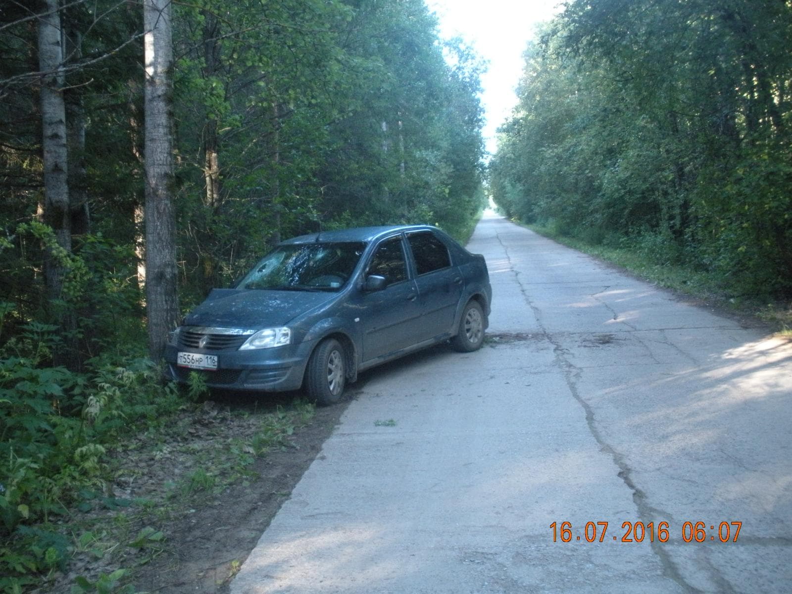 Пьяная и без «прав». Женщина въехала в столб на машине