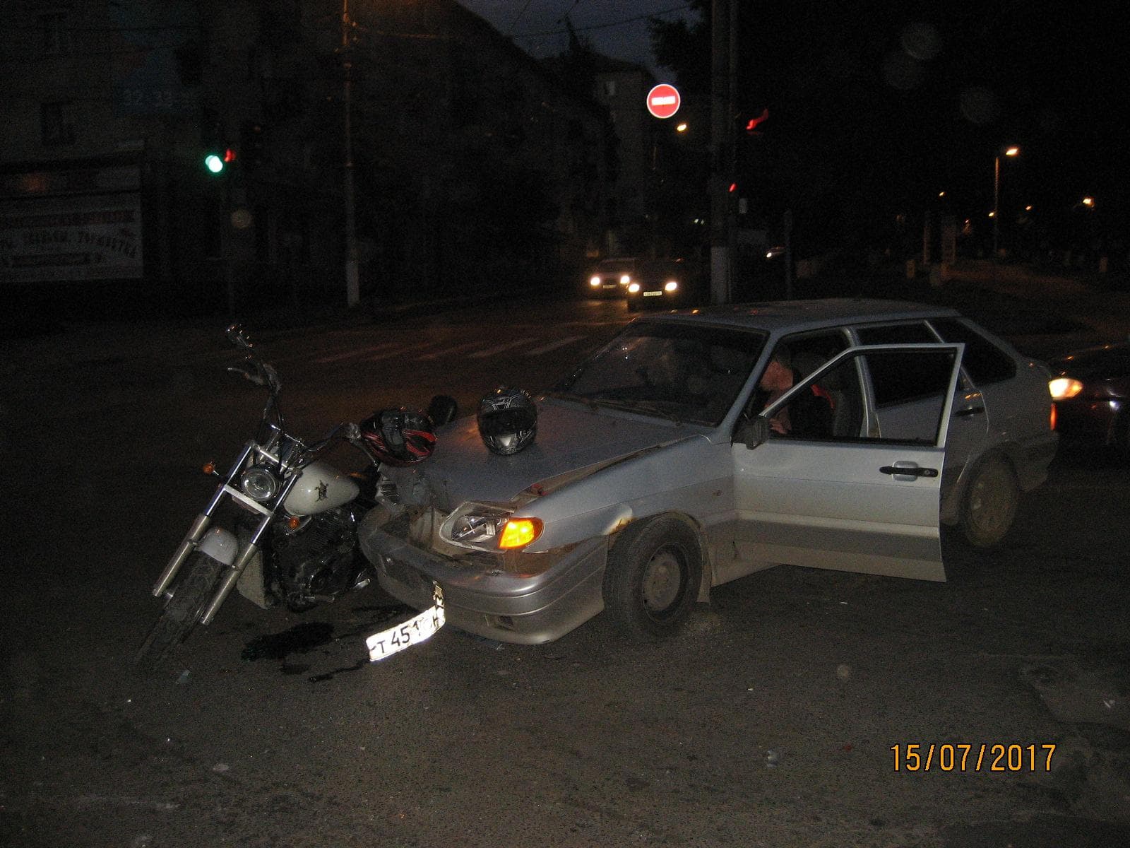 На Октябрьском проспекте водитель ВАЗа травмировал 2 мотоциклистов