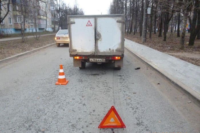 В Кирове водитель на автомобиле ВИС-2347 сбил 14-летнюю девочку: пострадавшая в коме