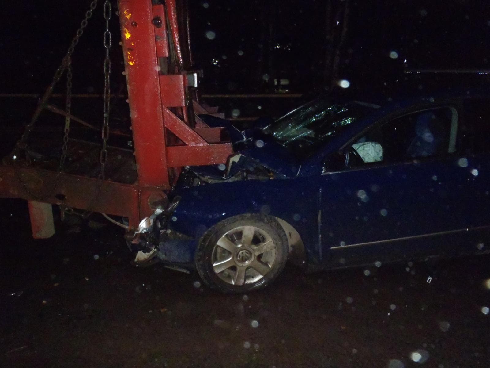 На Московской Passat врезался в припаркованный на обочине прицеп