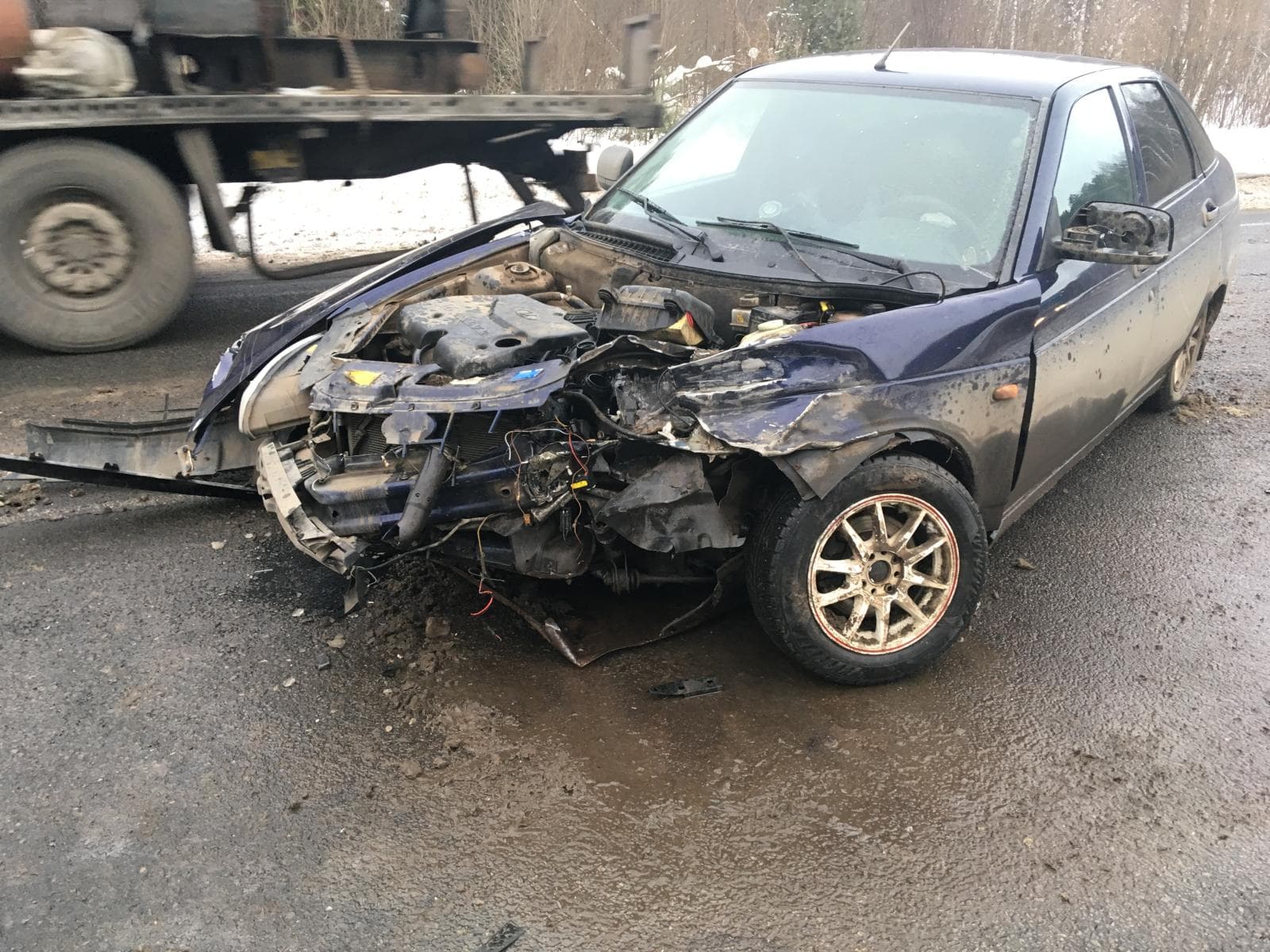 Kia врезалась машину и слетела в кювет на трассе Киров - Пермь