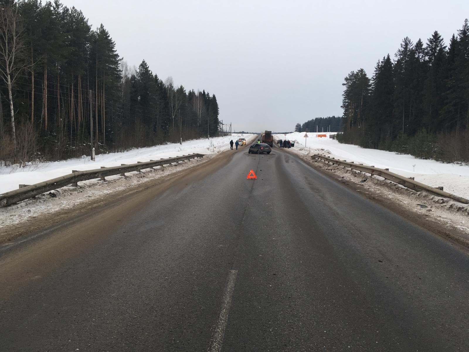 Kia врезалась машину и слетела в кювет на трассе Киров - Пермь