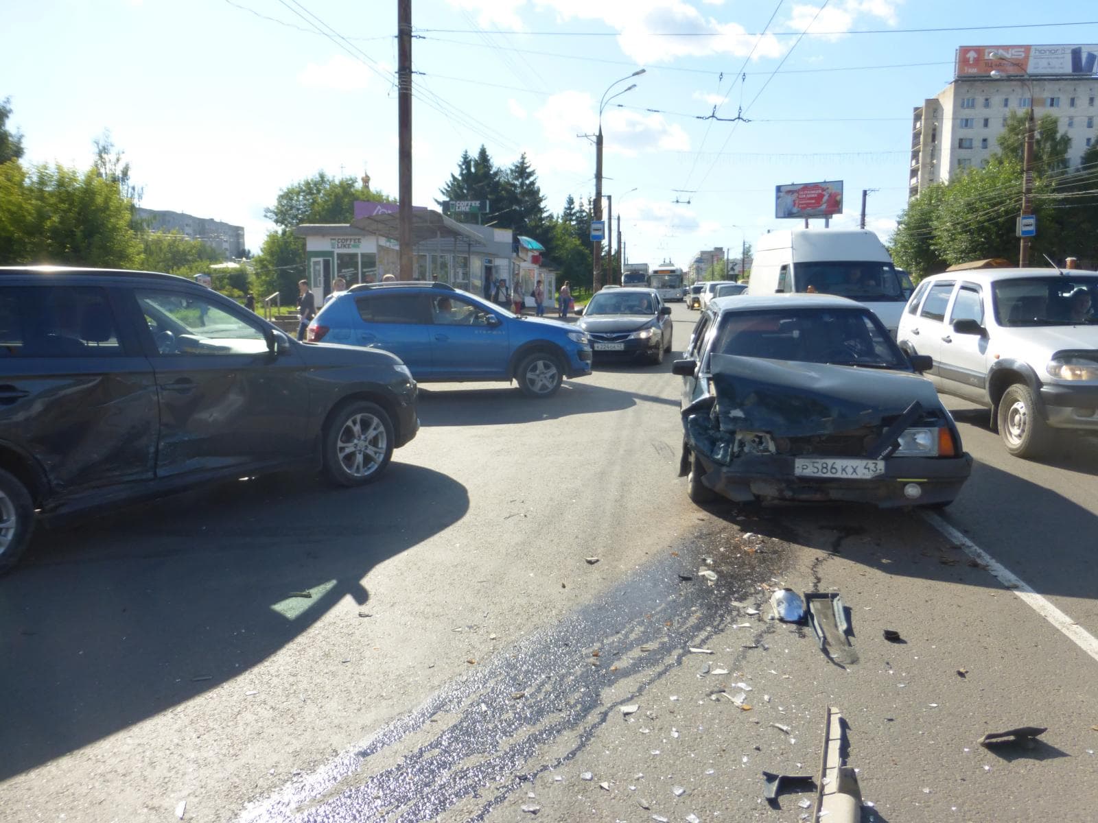 Не проскочил. На Воровского ВАЗ врезался в Mitsubishi