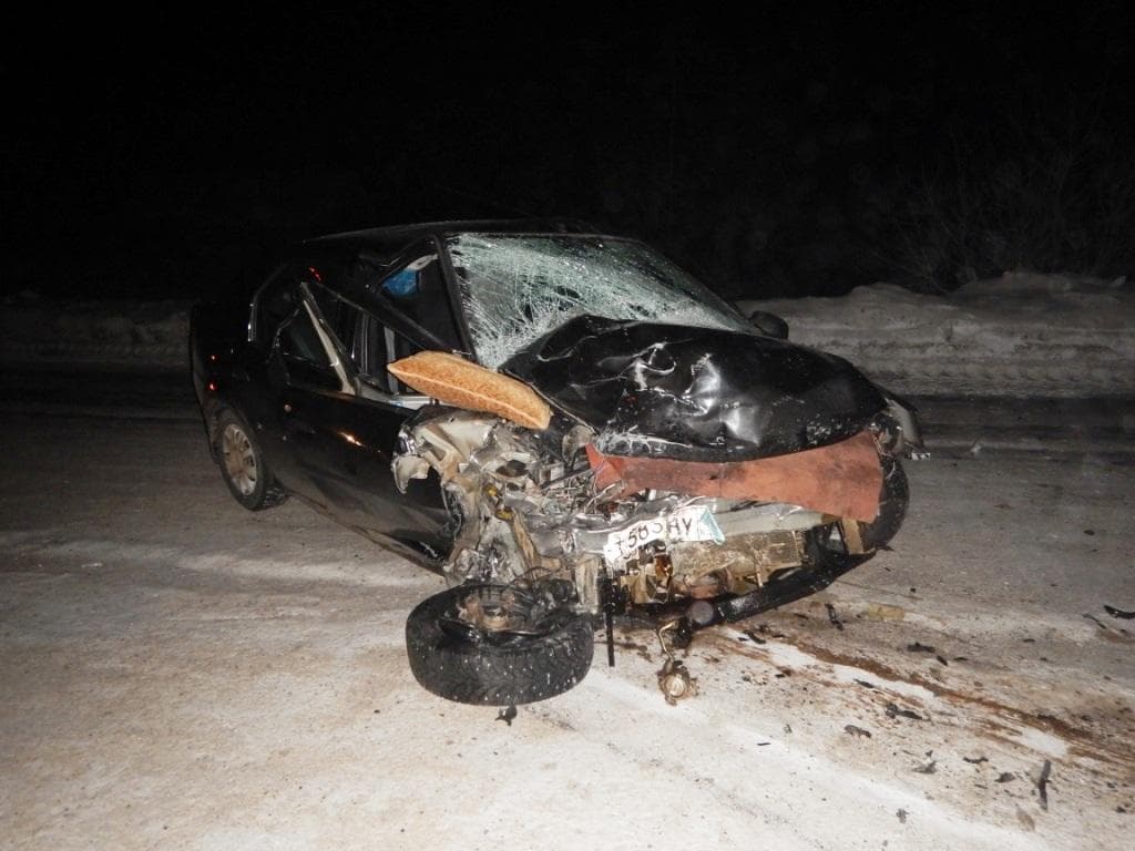 На выезде из Подосиновца лоб в лоб столкнулись 2 иномарки