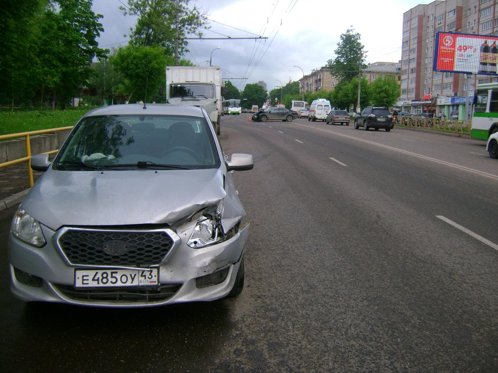 Занесло на встречную полосу - авария на Октябрьском проспекте