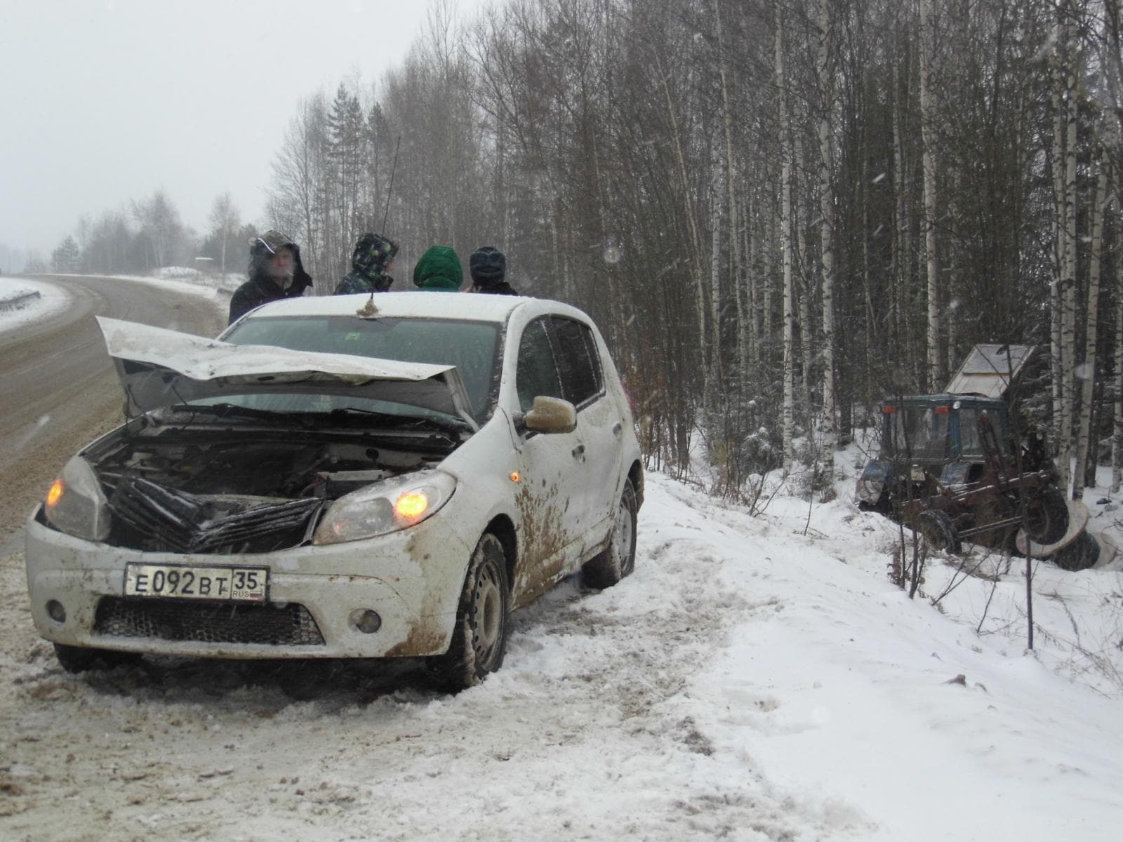 Sandero вытолкнул трактор с трассы