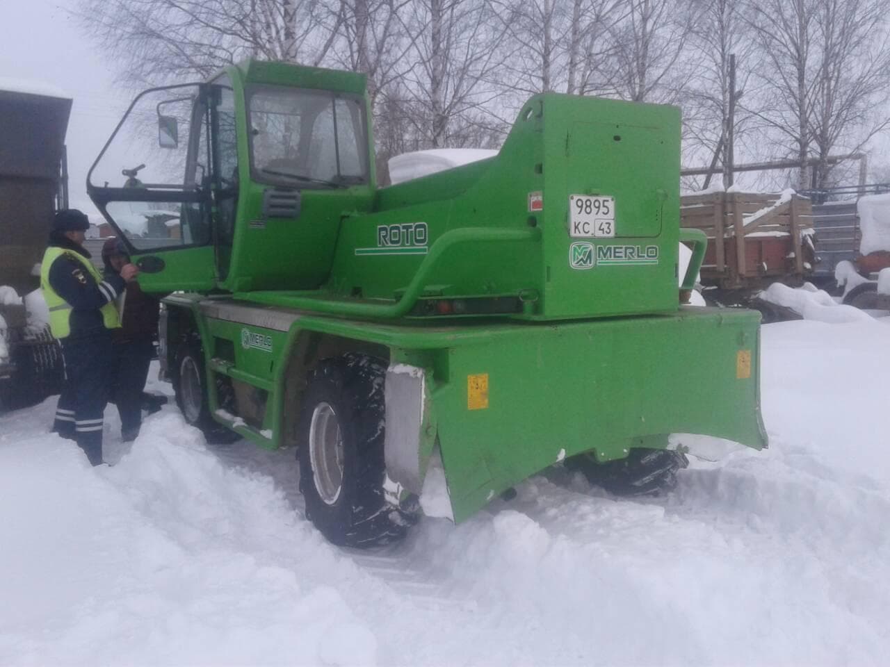 Пьяный водитель погрузчика едва не задавил пешехода