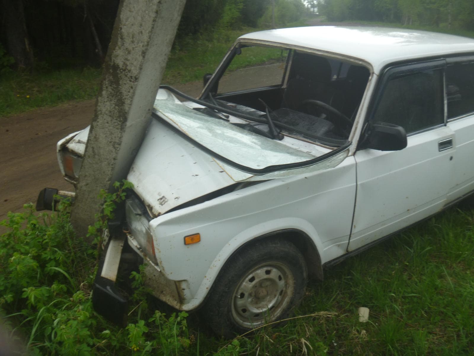 Пьяный бесправник на «пятерке» влетел в столб