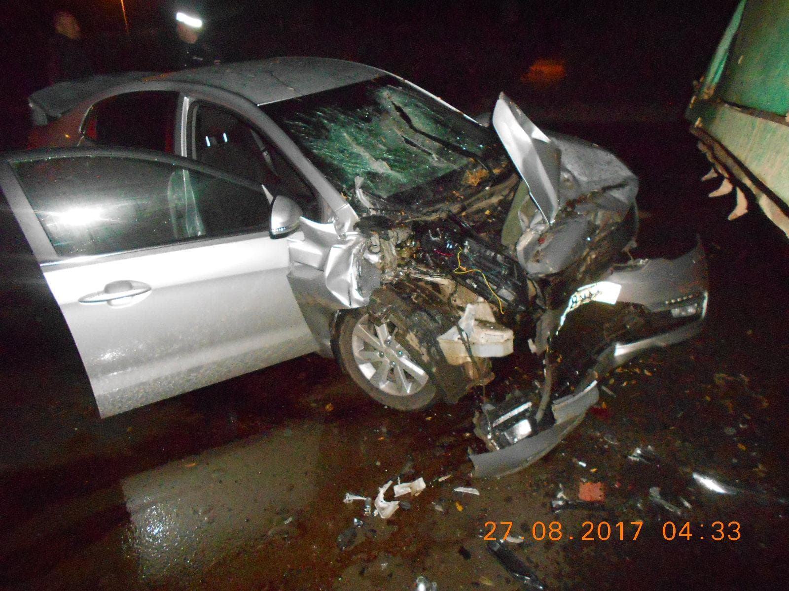 Ночью на Октябрьском проспекте Kia врезалась в припаркованный «Камаз»