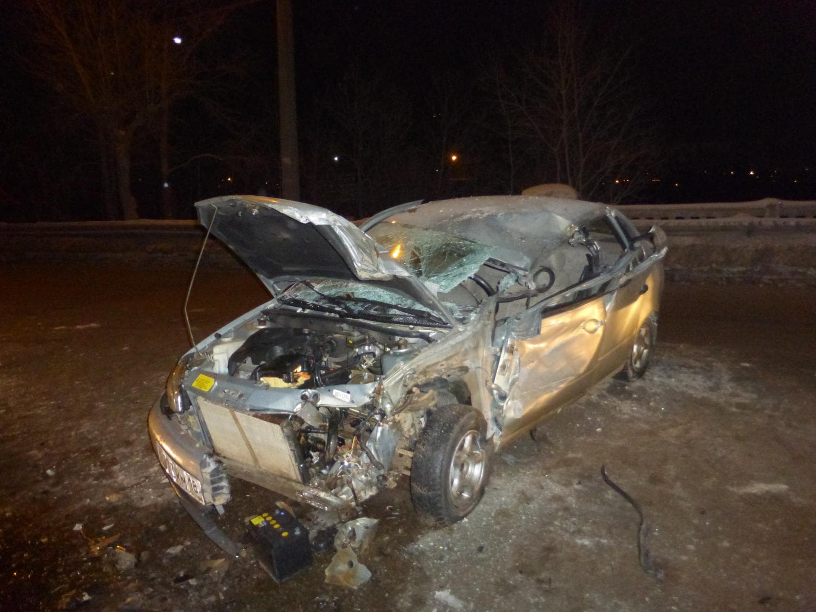 Выехал на встречку на путепроводе - авария на Луганской