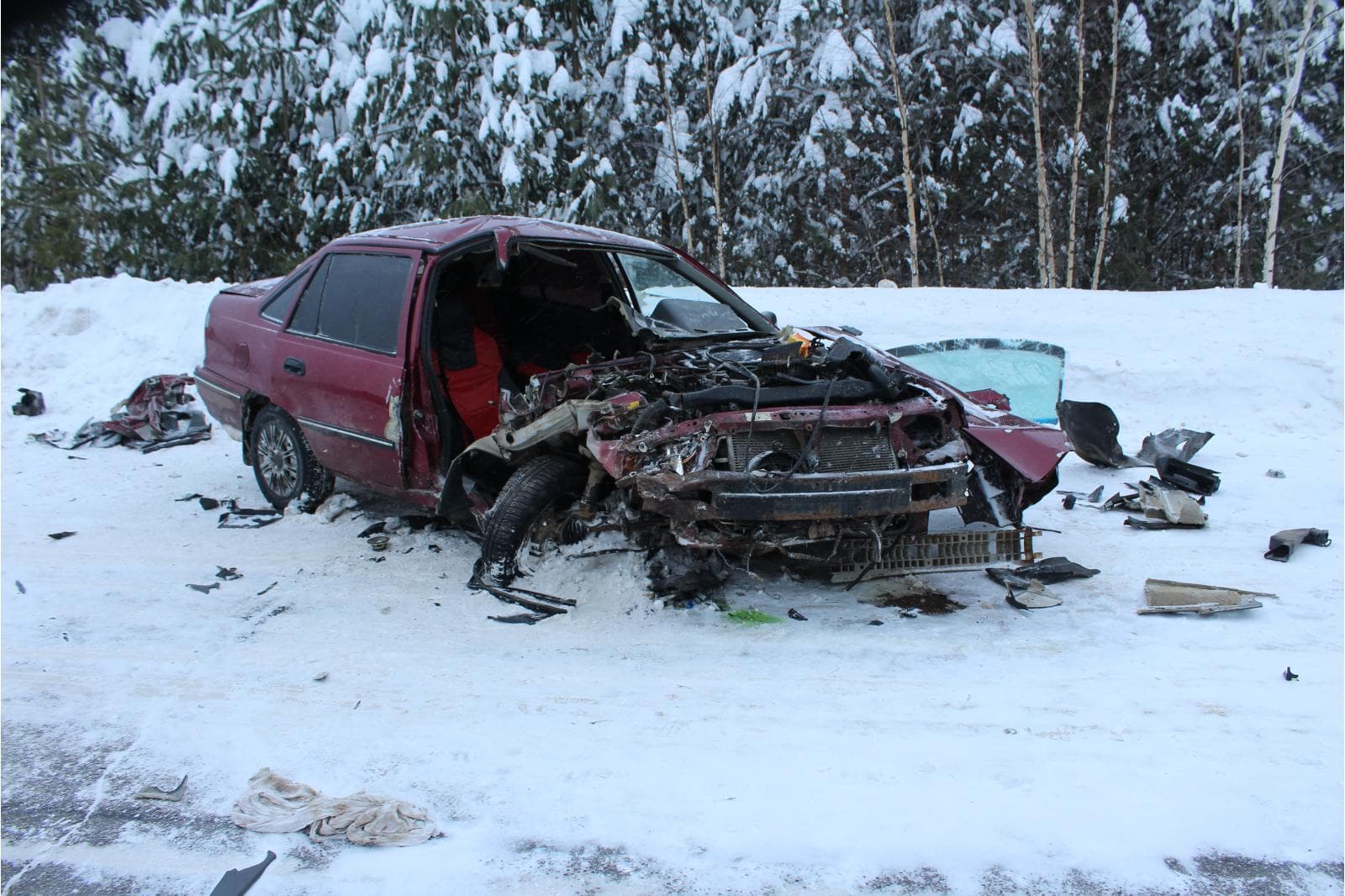 Машину вынесло на встречку после наезда на снег - авария возле Советска