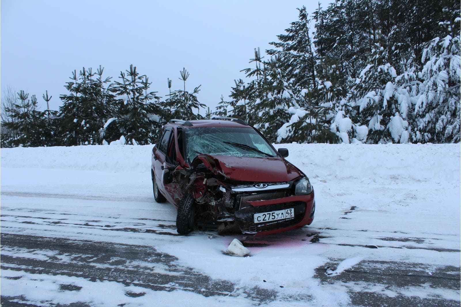 Машину вынесло на встречку после наезда на снег - авария возле Советска