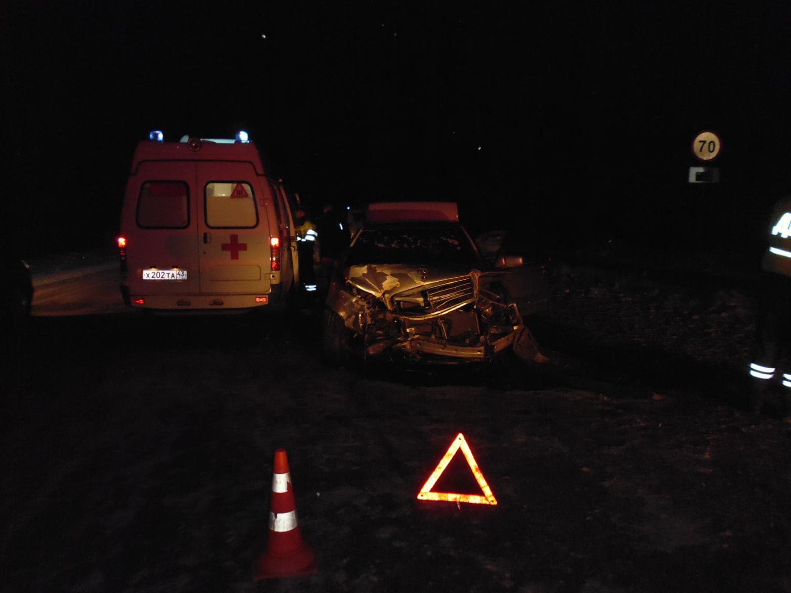 Mercedes врезался во встречную Lada. Пострадал ребенок