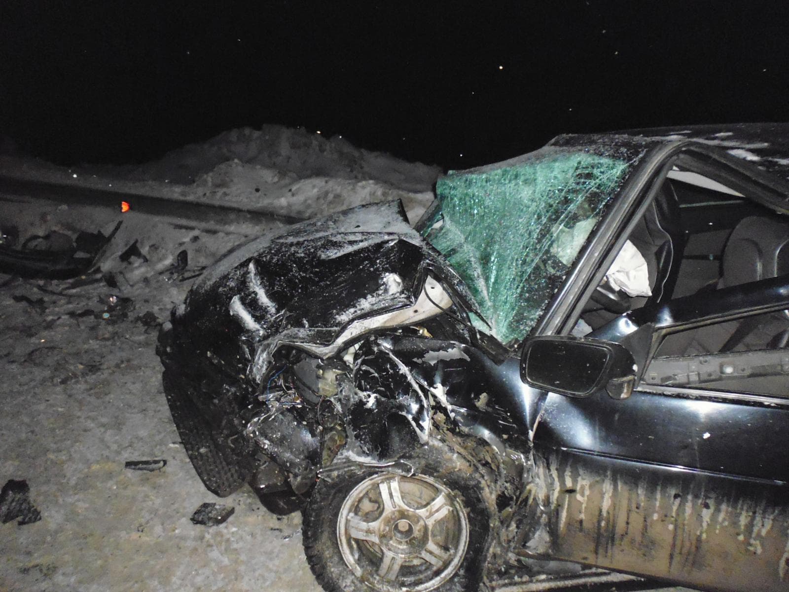 Mercedes врезался во встречную Lada. Пострадал ребенок