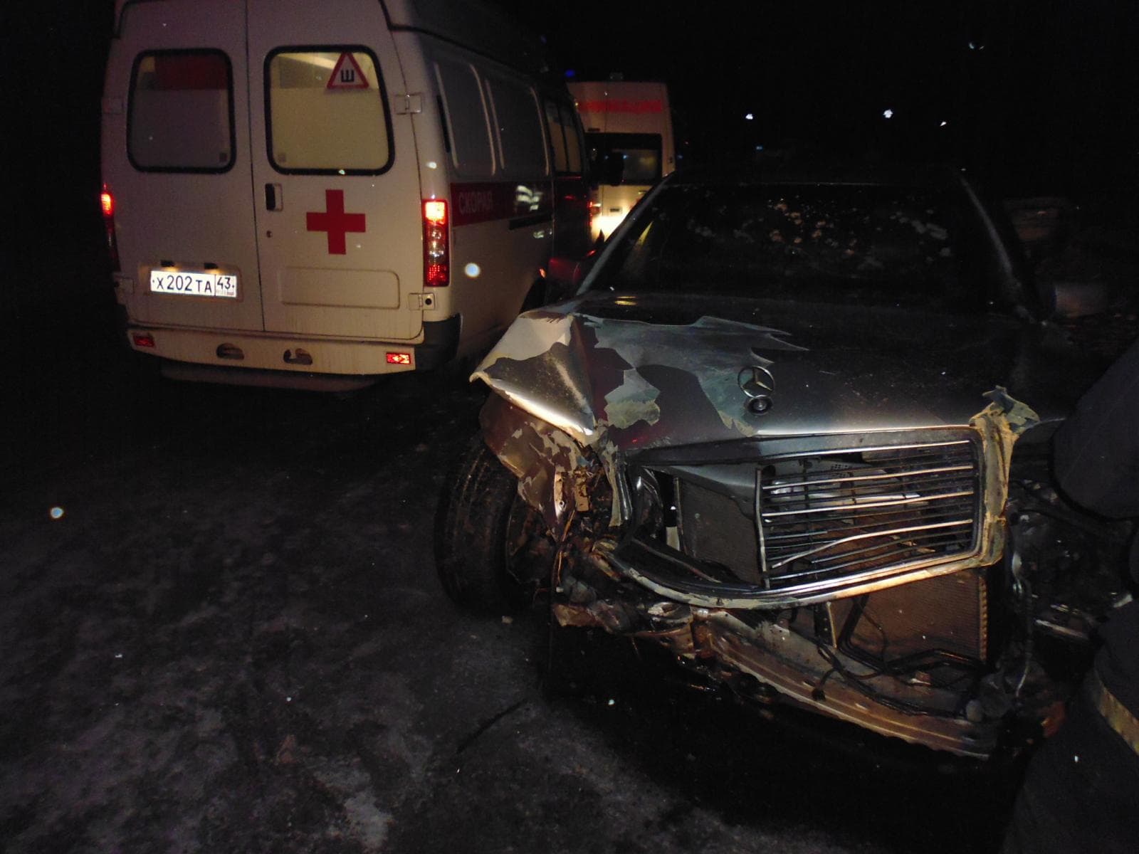 Mercedes врезался во встречную Lada. Пострадал ребенок