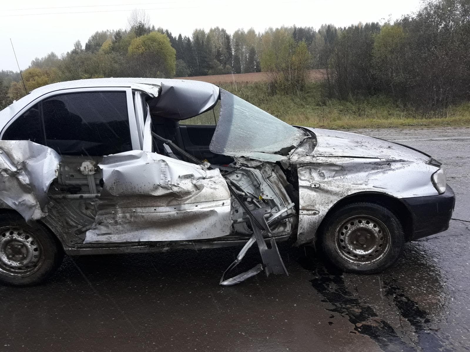 В Фалёнском районе машину прошило дорожным ограждением