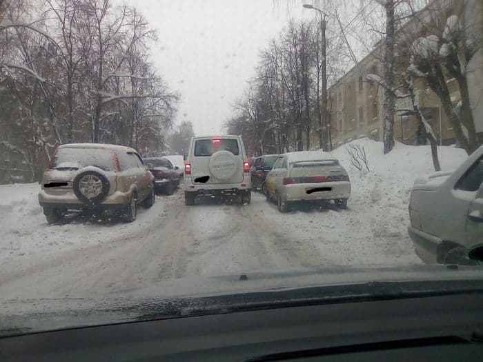 Двухсторонние дороги «превращаются» в односторонние: почему не чистят улицы?
