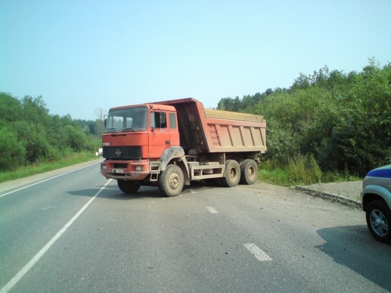 В Зонихе «Урал» снес остановку