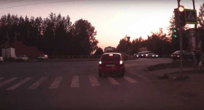 «Красный» — не помеха. Регистратор заснял, как водитель «Калины» проезжает на запрещающий сигнал