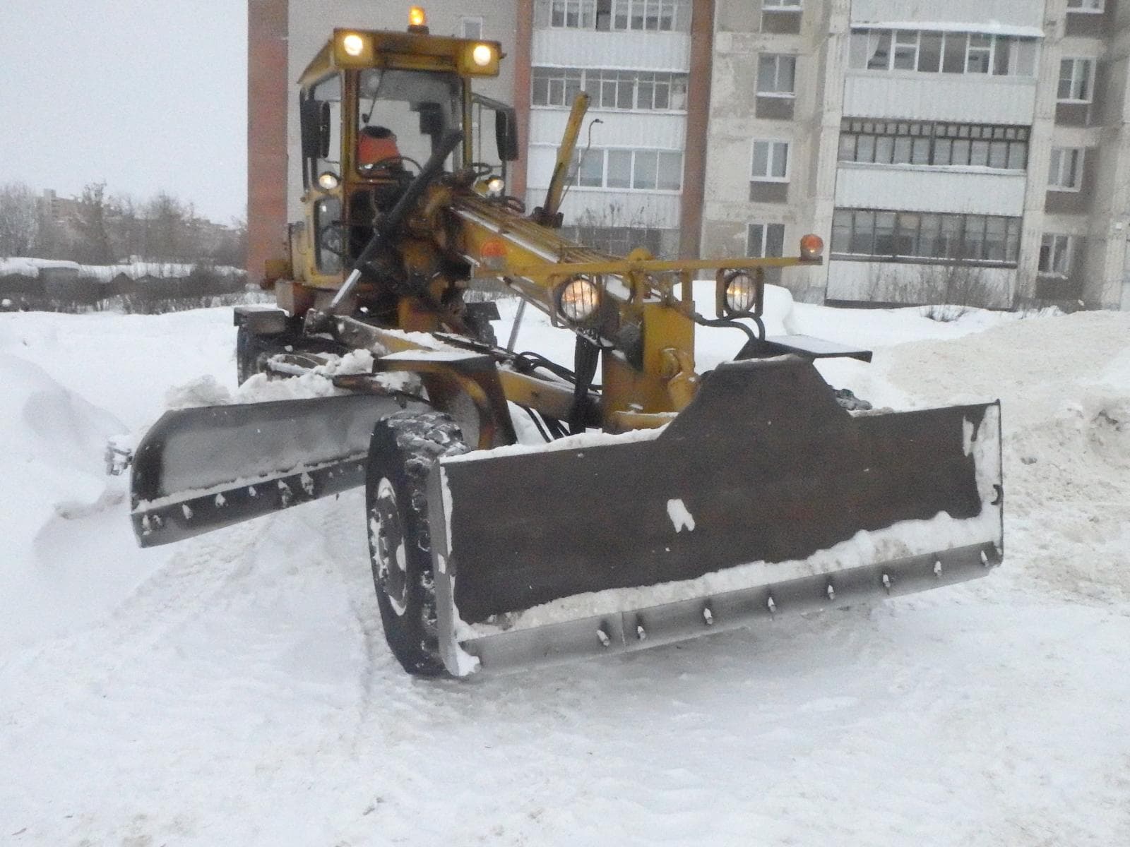 Грейдер убрал снег вместе с машиной