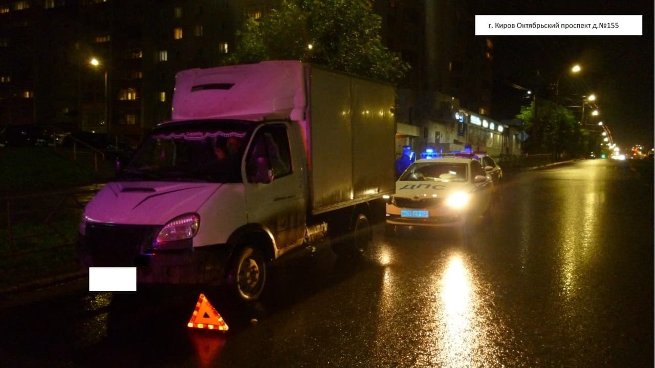 В Кирове пешеход запнулся о трос и попал под машину