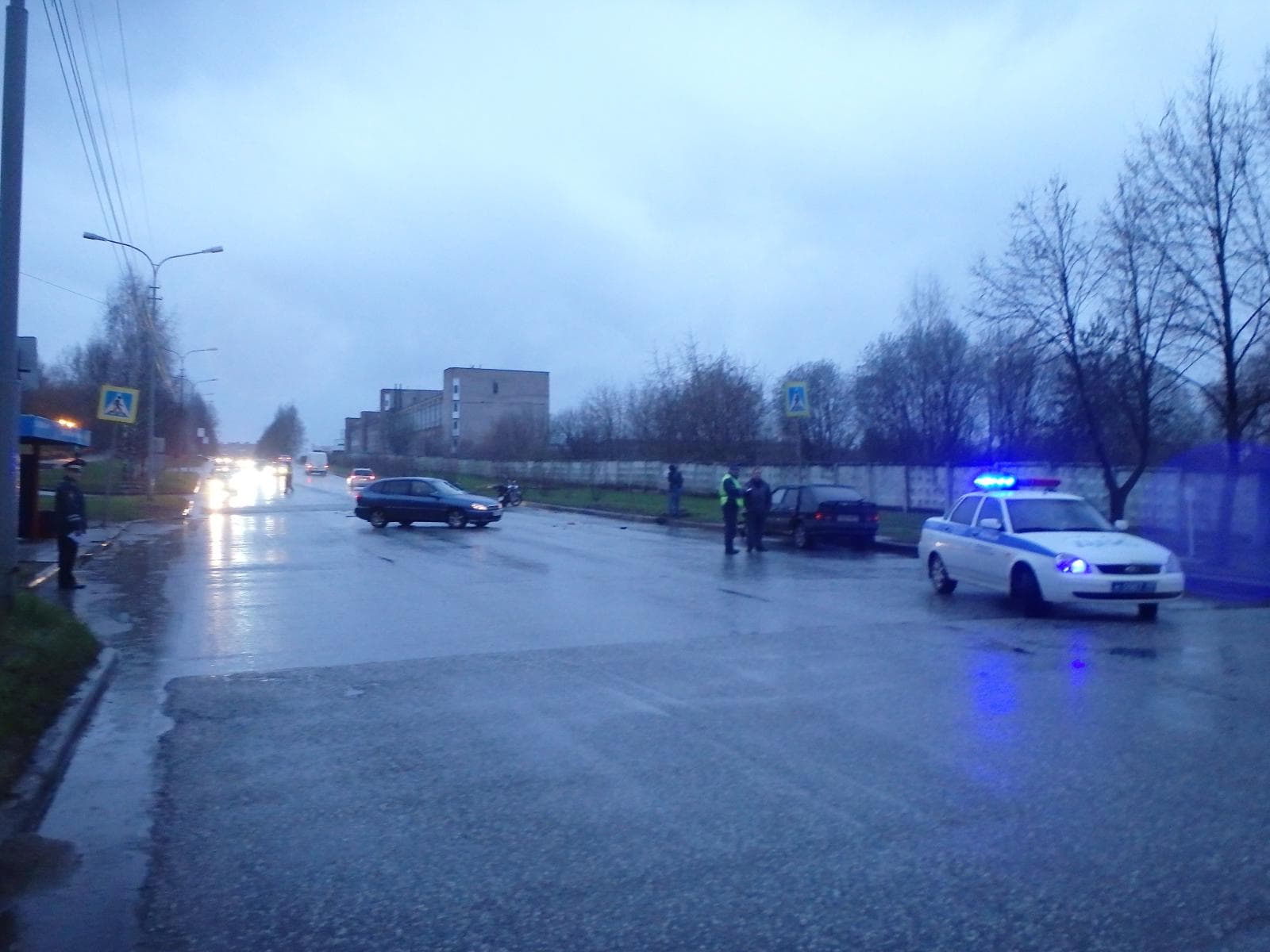 Водитель ВАЗа сбил мотоциклиста и врезался в машину