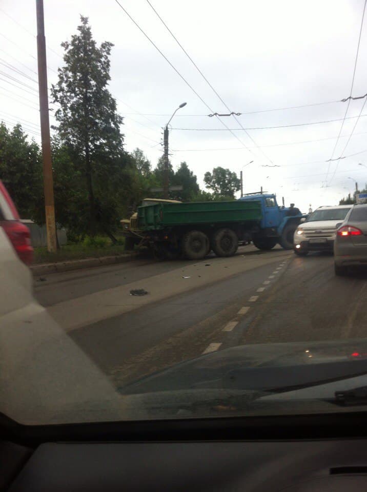 Пробка на Ломоносова: два грузовика перегородили улицу