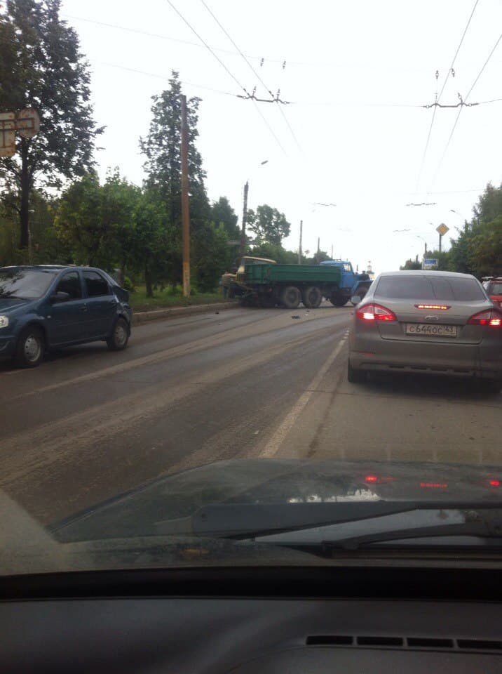 Пробка на Ломоносова: два грузовика перегородили улицу