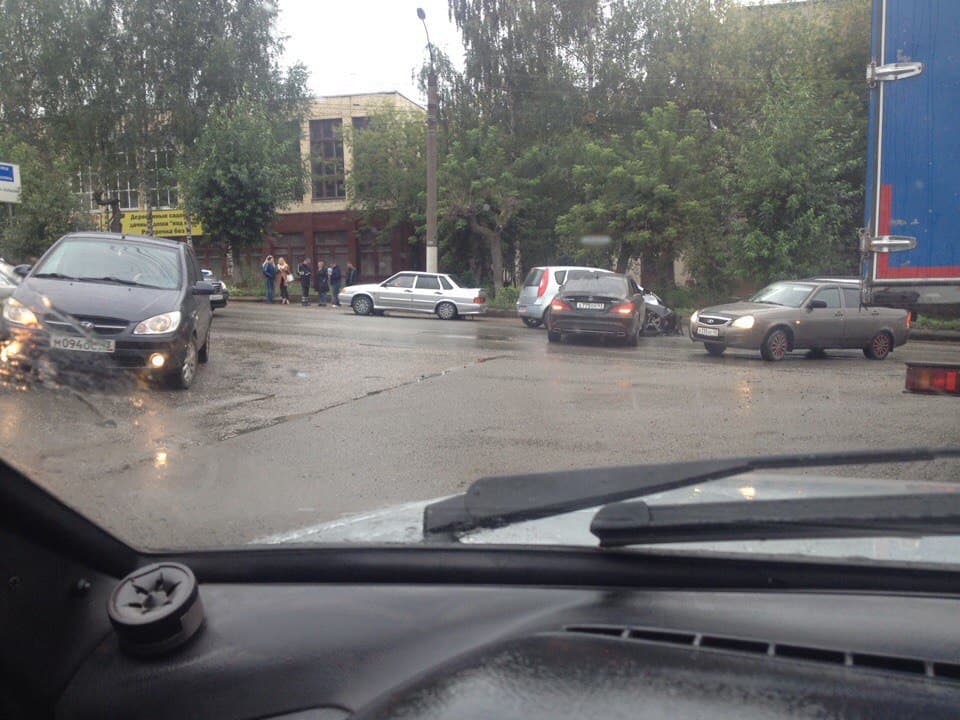 На Ломоносова Mercedes вытолкнул на встречную полосу Mitsubishi