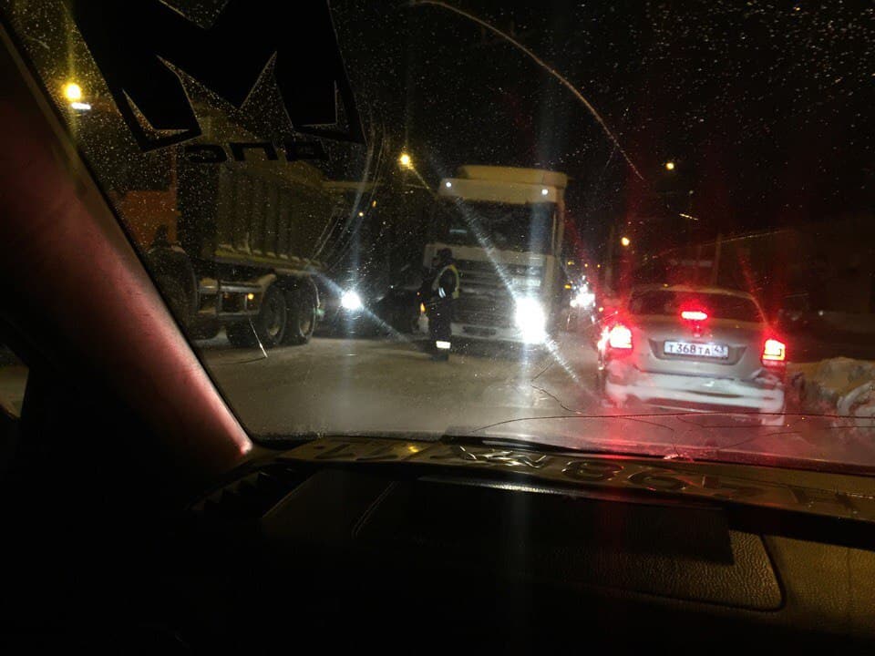 Буксуем. Большегрузы не могли заехать в гору на Луганской