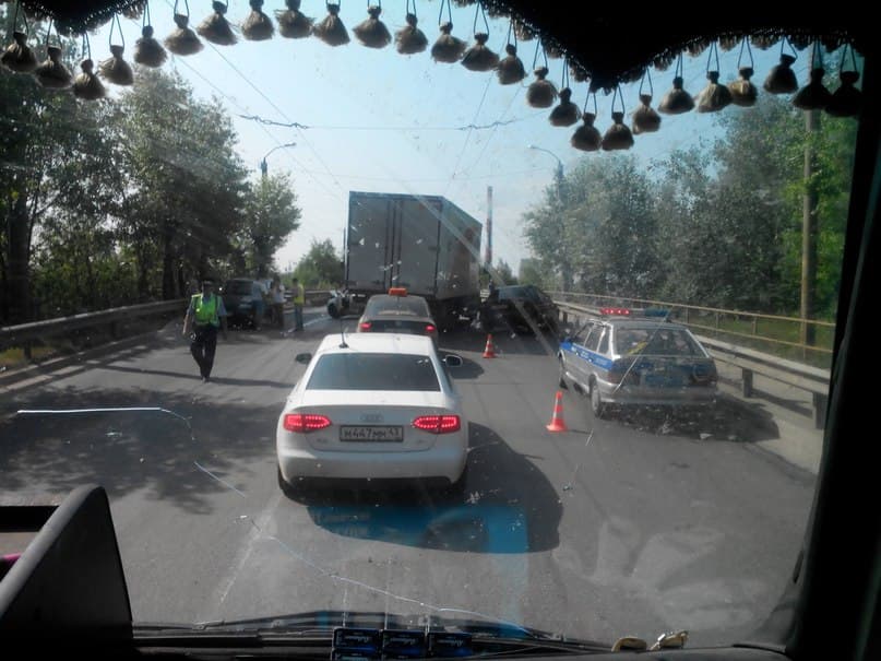 Движения нет. ДТП на путепроводе заблокировало Луганскую