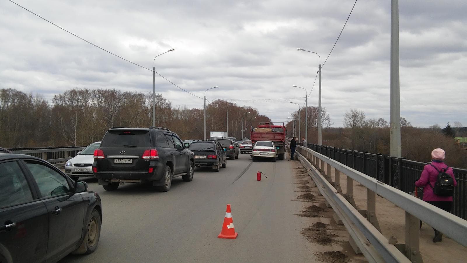 Задумался и врезался в КамАЗ - авария на старом мосту