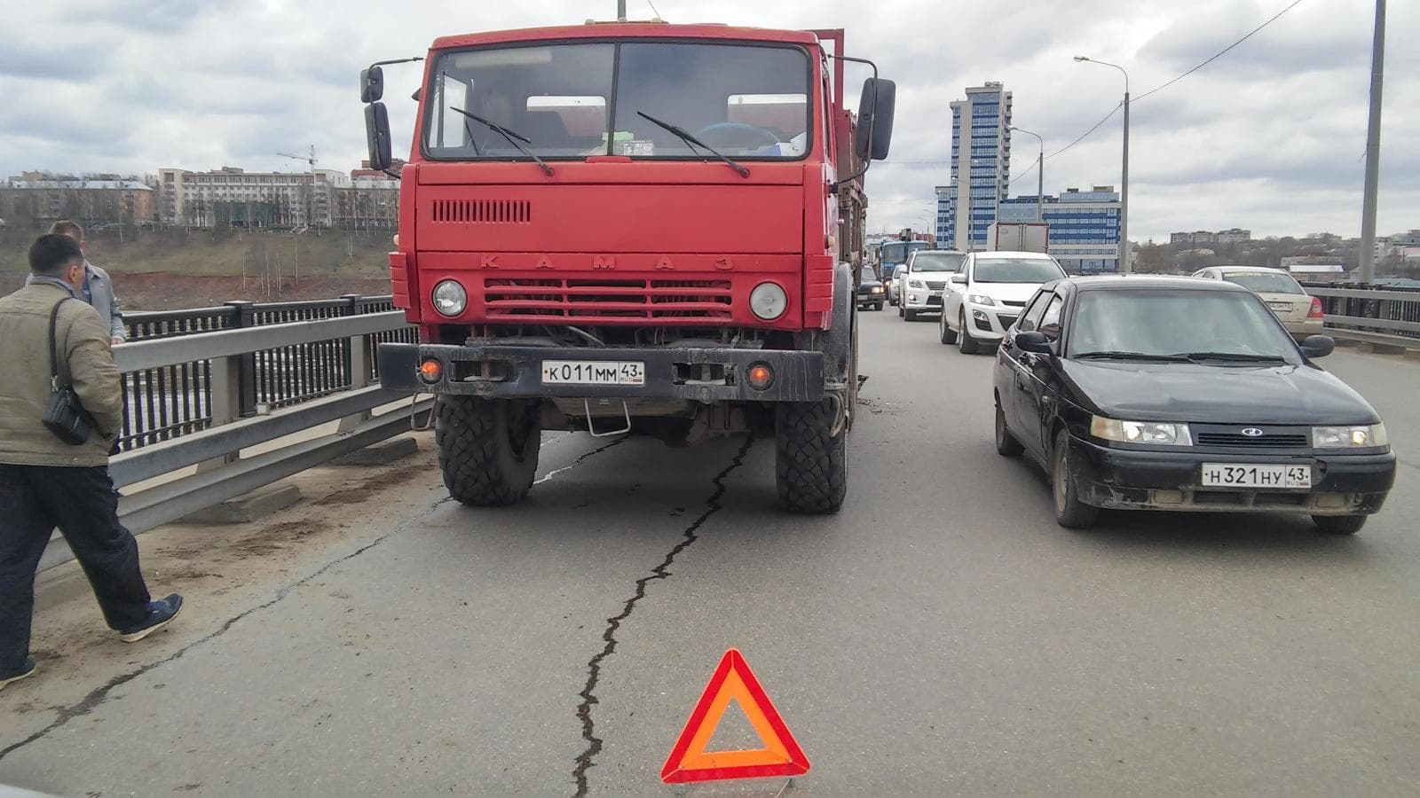 Задумался и врезался в КамАЗ - авария на старом мосту
