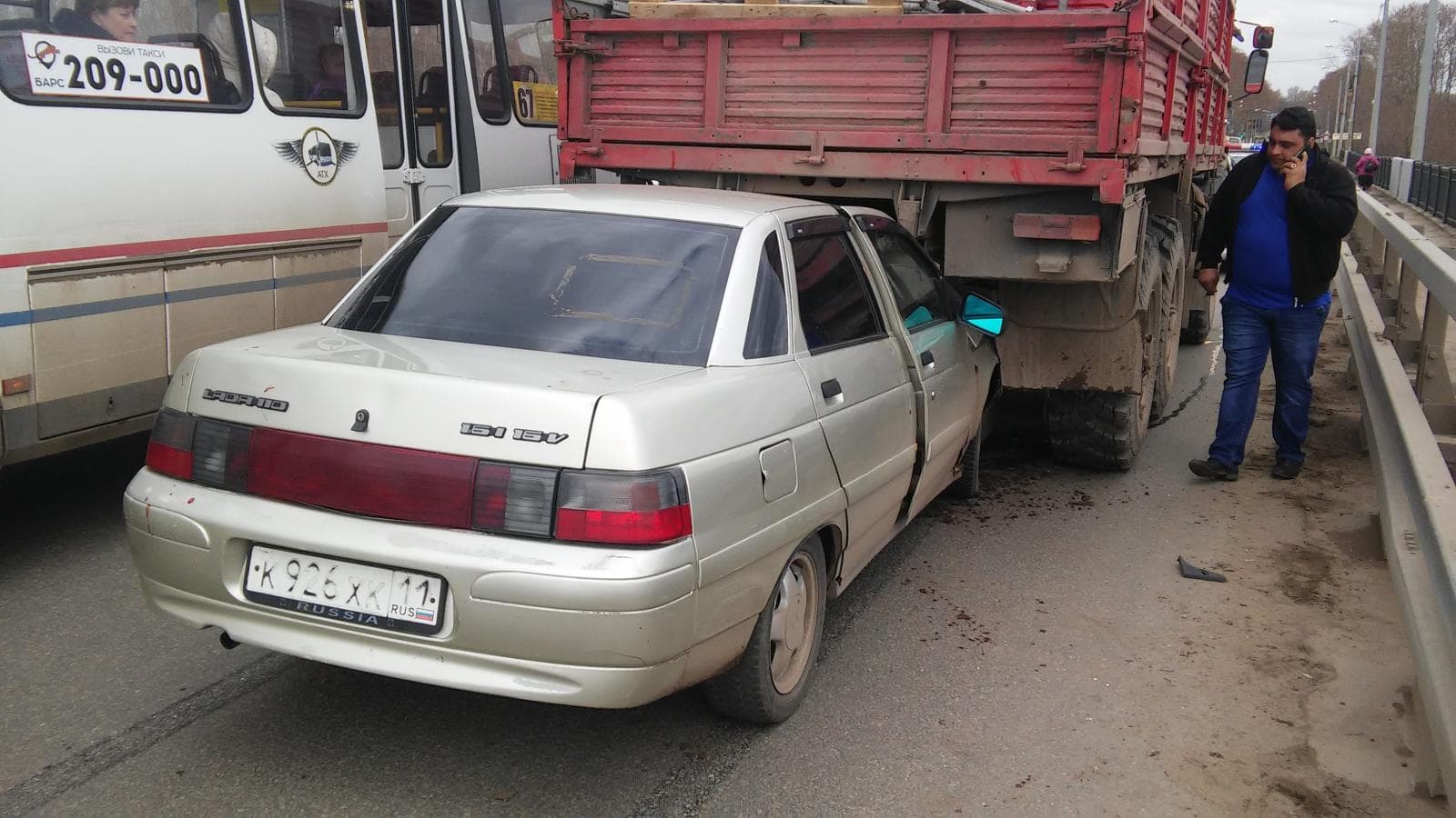 Задумался и врезался в КамАЗ - авария на старом мосту