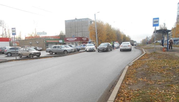 Два пешехода поплатились за пересечение проезжей части в неположенном месте: один госпитализирован