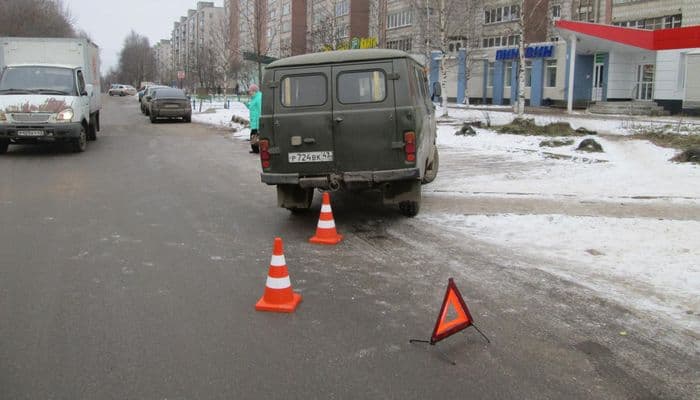 Водитель на “Буханке”, сдавая назад, сбил пенсионерку