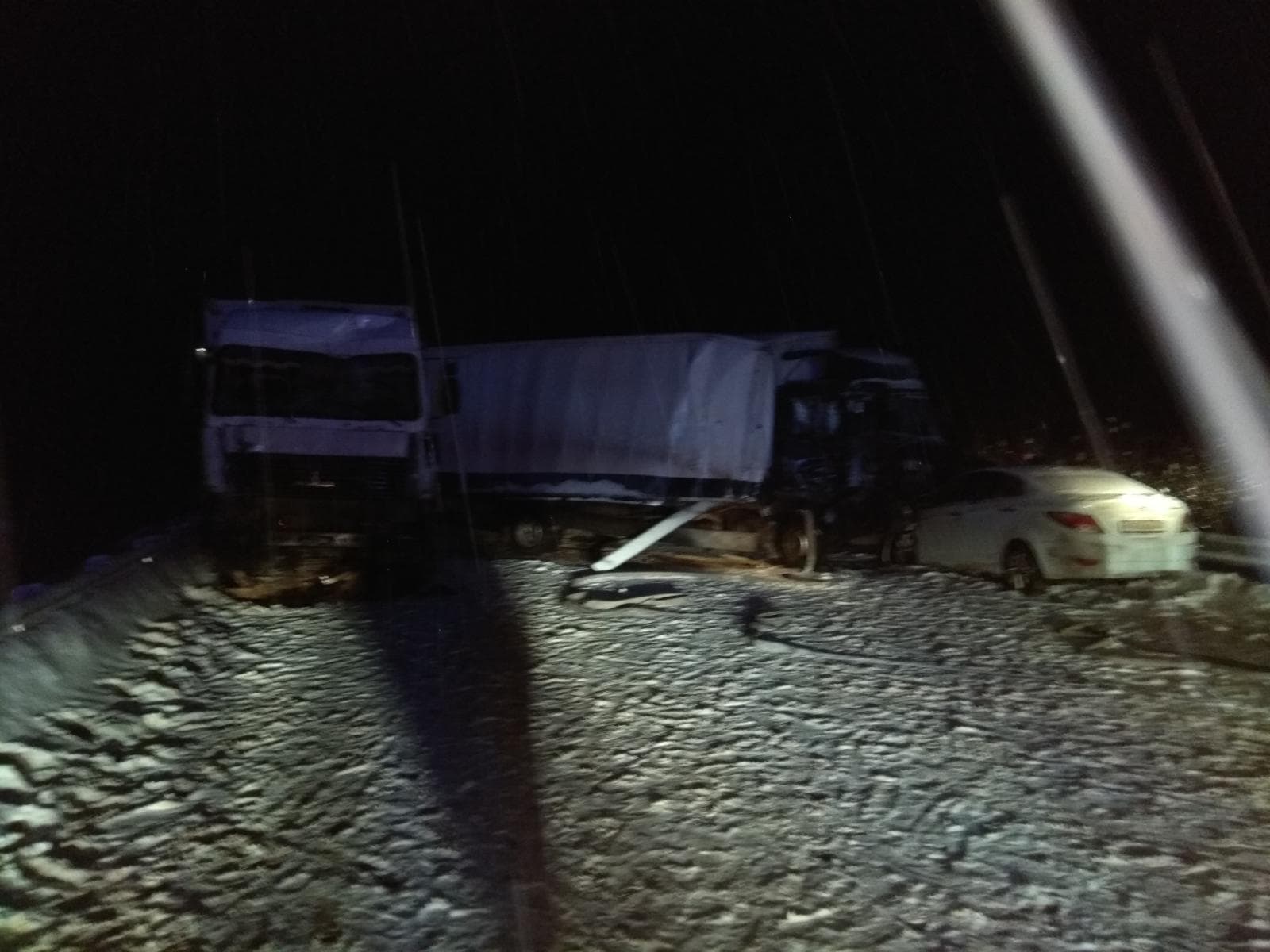 2 грузовика перегородили дорогу после серьезного столкновения