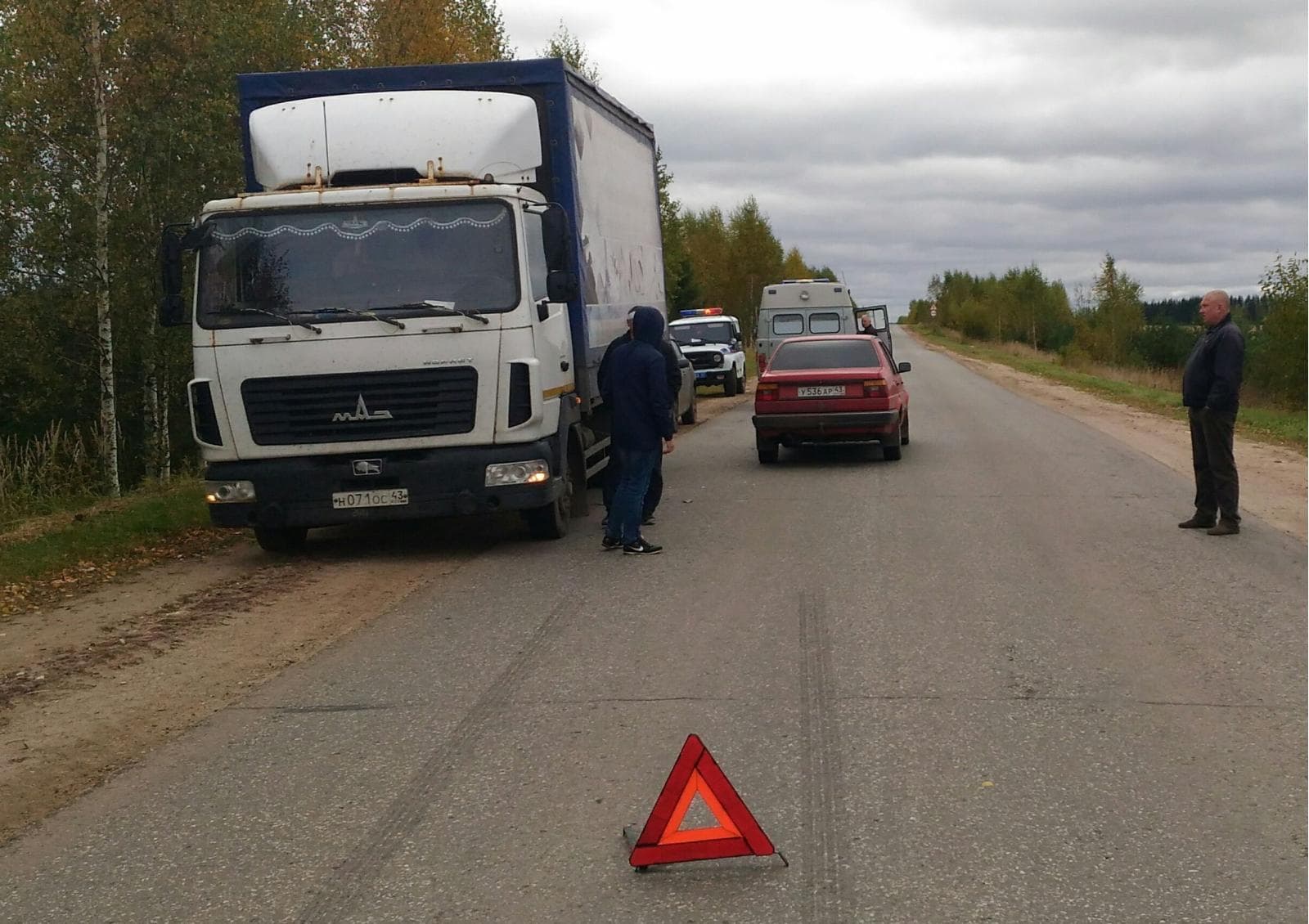 Водитель грузовика прыгнул из кабины под машину