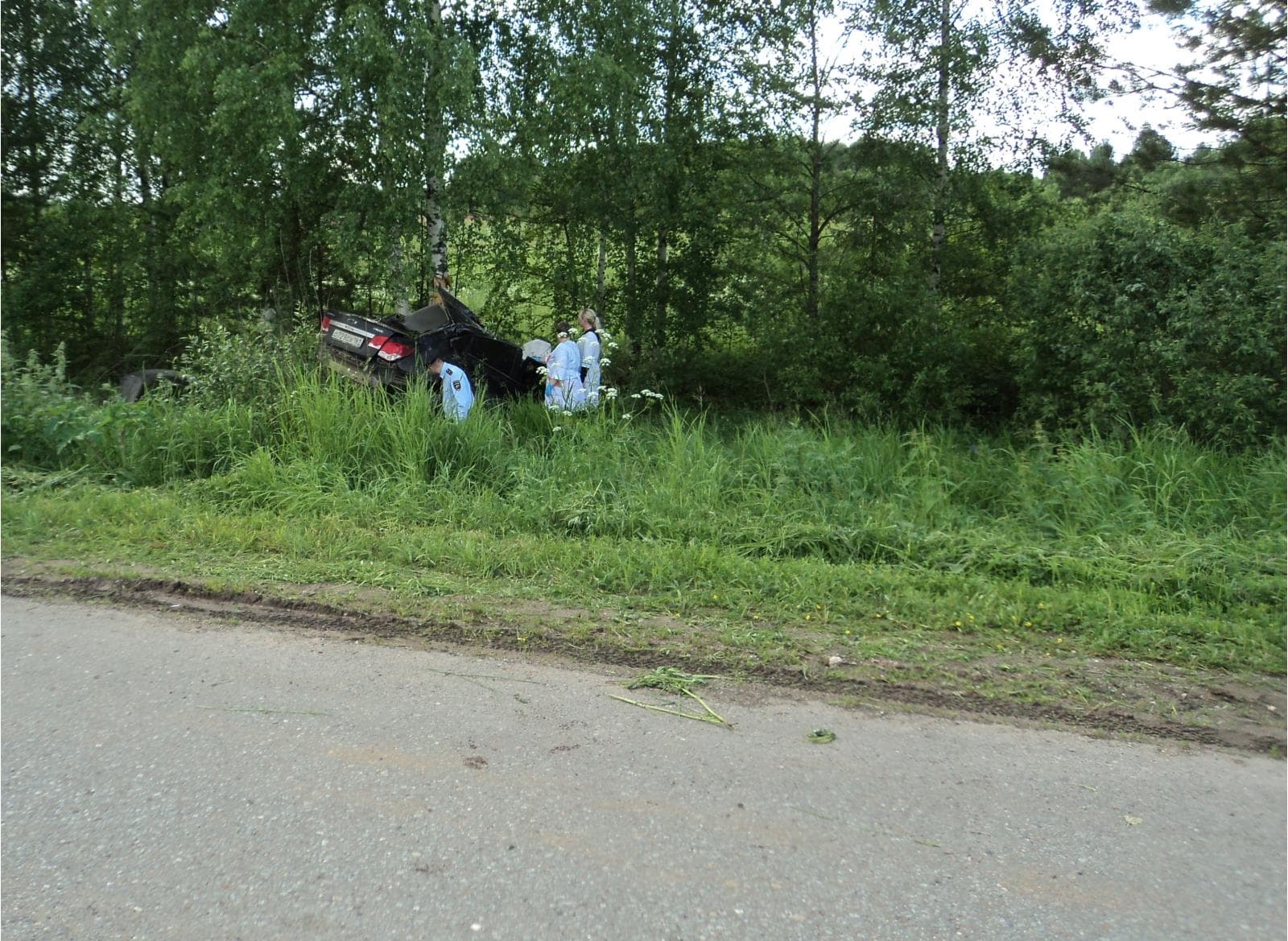 2 человека погибли, врезавшись на машине в дерево
