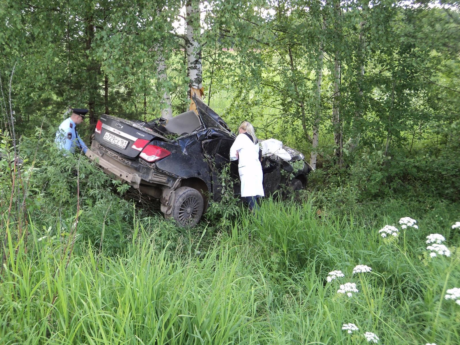 2 человека погибли, врезавшись на машине в дерево