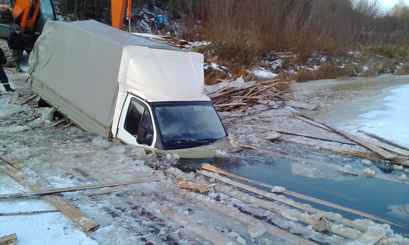 «Газель» ушла под лед на самодельной переправе