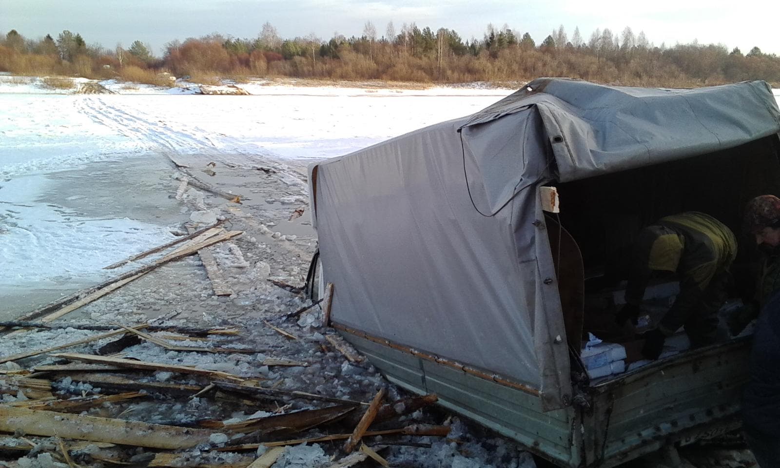«Газель» ушла под лед на самодельной переправе